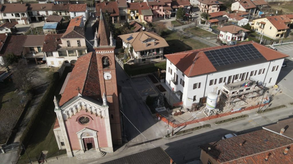 View of the municipality of Magliano Alpi with the photovoltaic installation in the town hall roof | Photo: REC Magliano Alpi